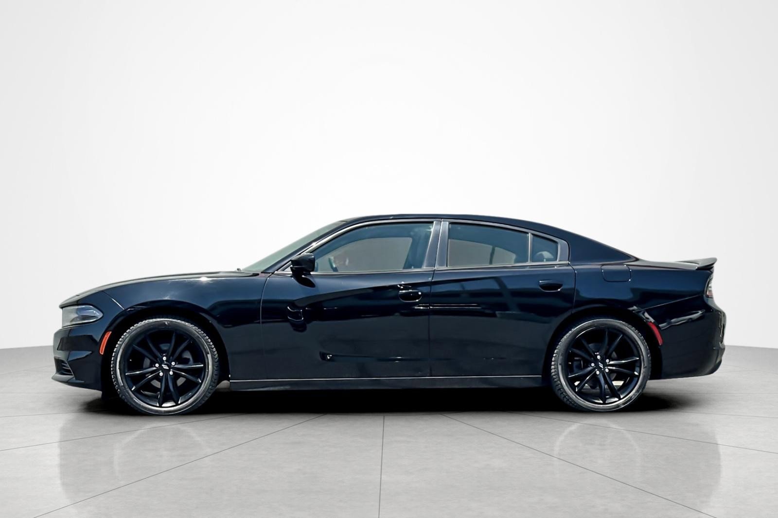 Used 2018 Dodge Charger SXT w/ Blacktop Package RWD image 2