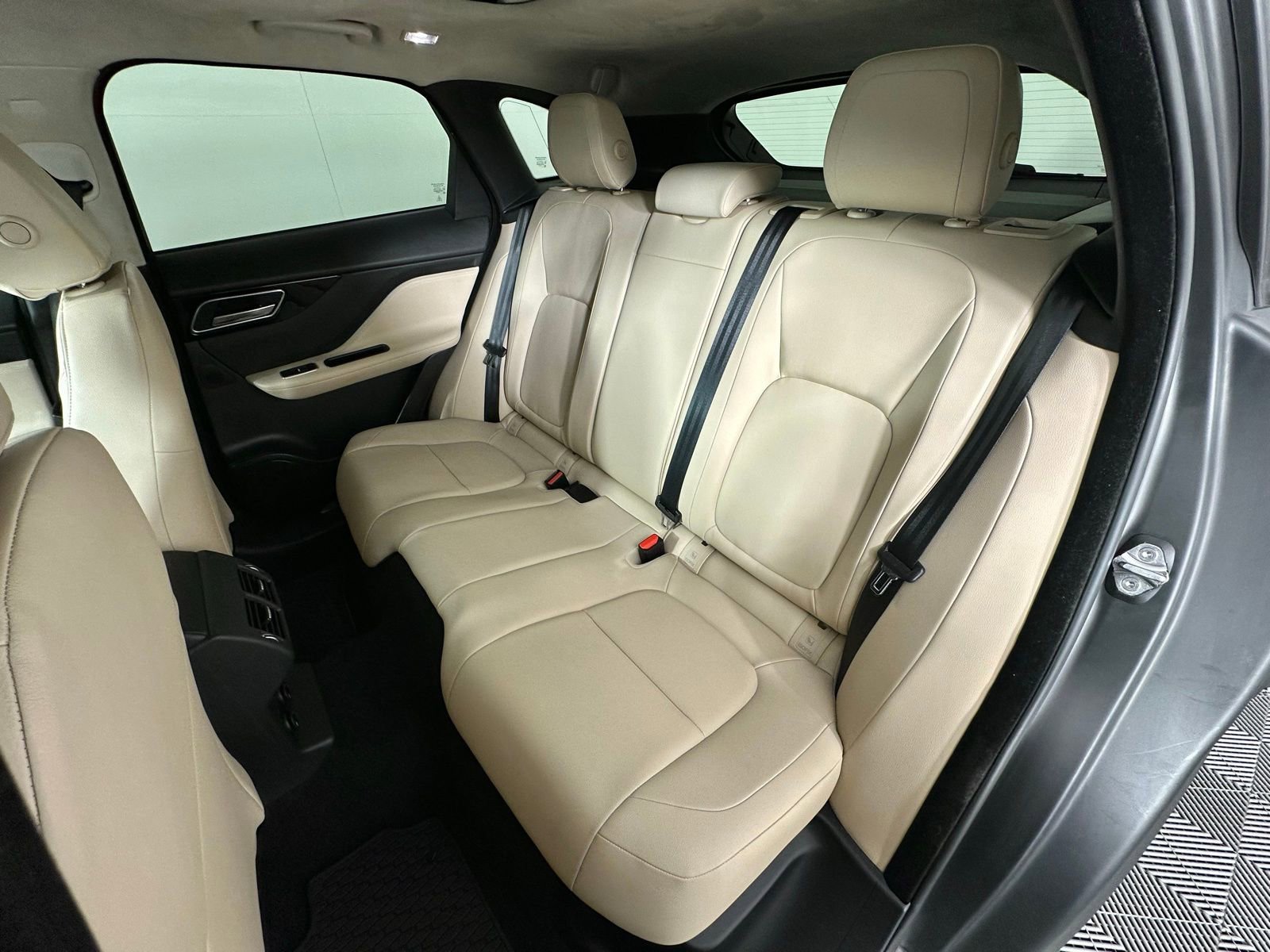 Used 2020 Jaguar F-PACE Premium image 30