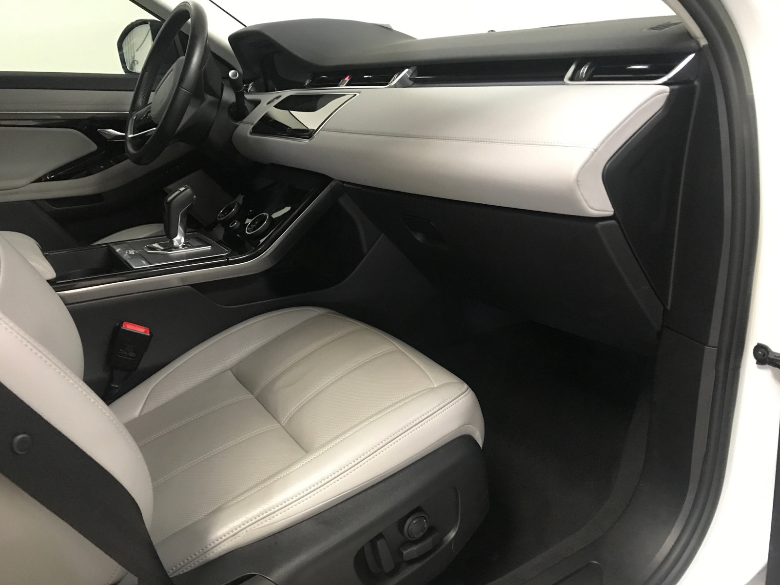 Used 2023 Land Rover Range Rover Evoque SE image 10