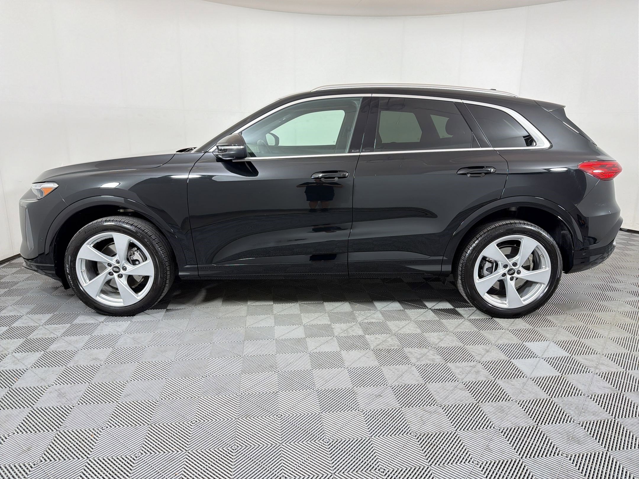 Used 2025 Audi Q5 Premium Plus w/ Premium Plus image 2
