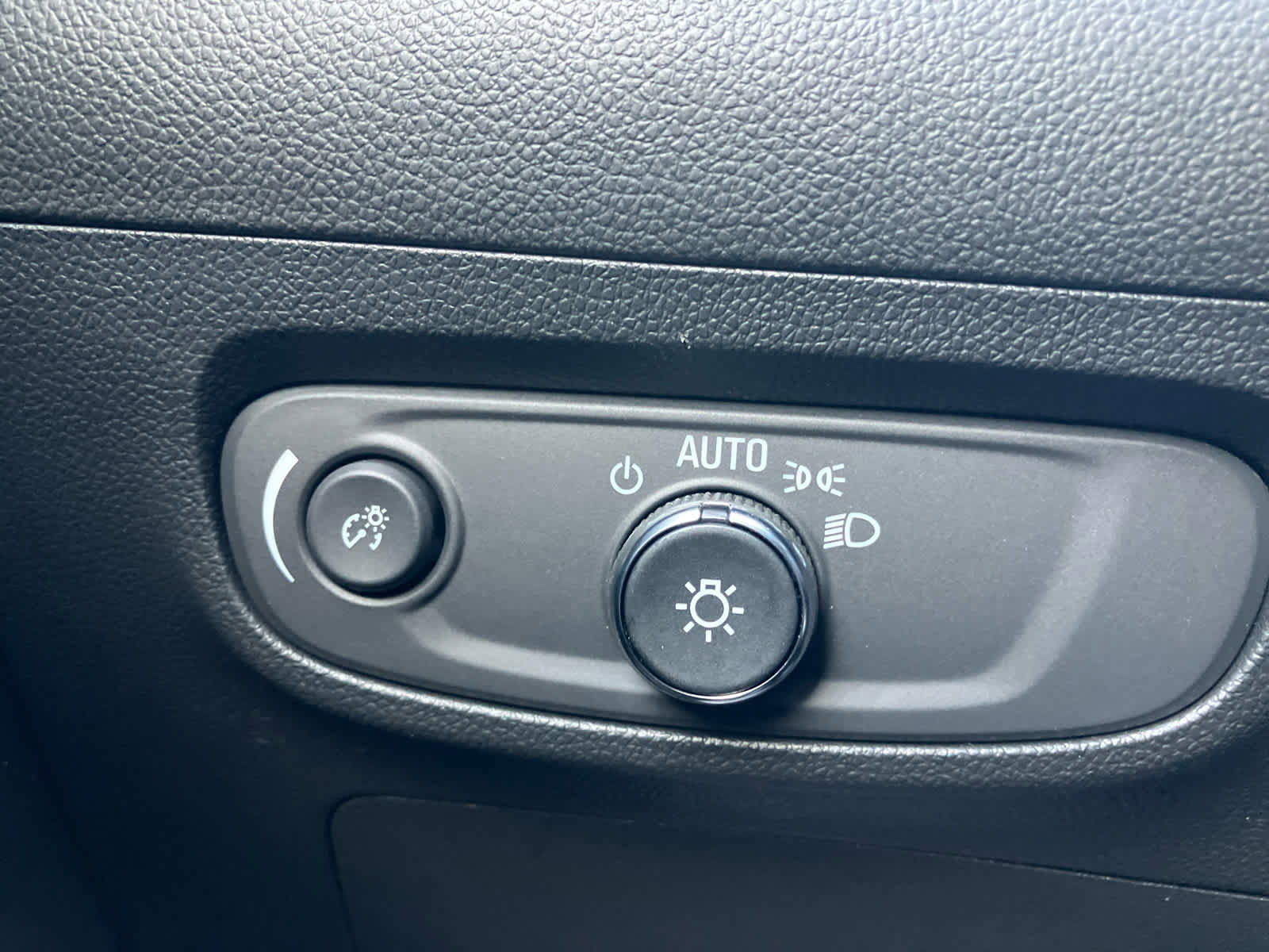 Certified 2025 Buick Encore GX Avenir image 14