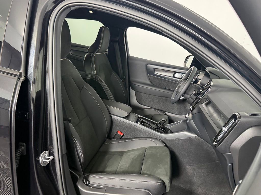 Used 2023 Volvo C40 P8 Recharge Ultimate image 29