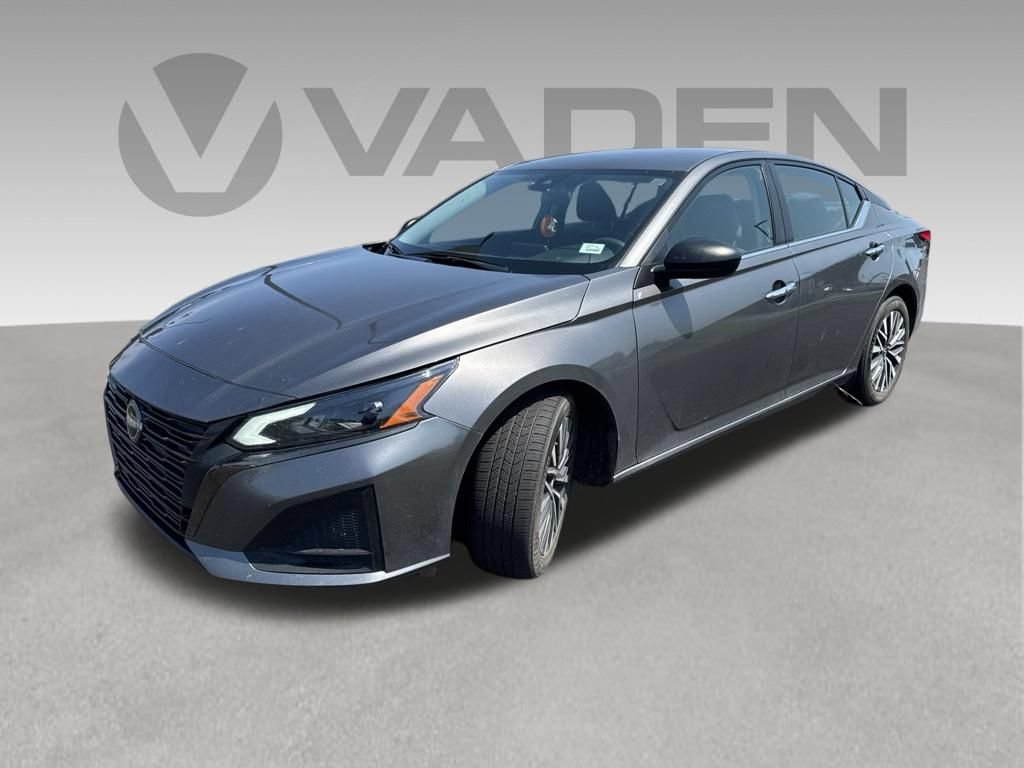 Used 2024 Nissan Altima 2.5 SV FWD image 1