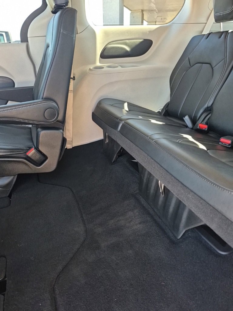 Certified 2024 Chrysler Pacifica Touring-L image 29