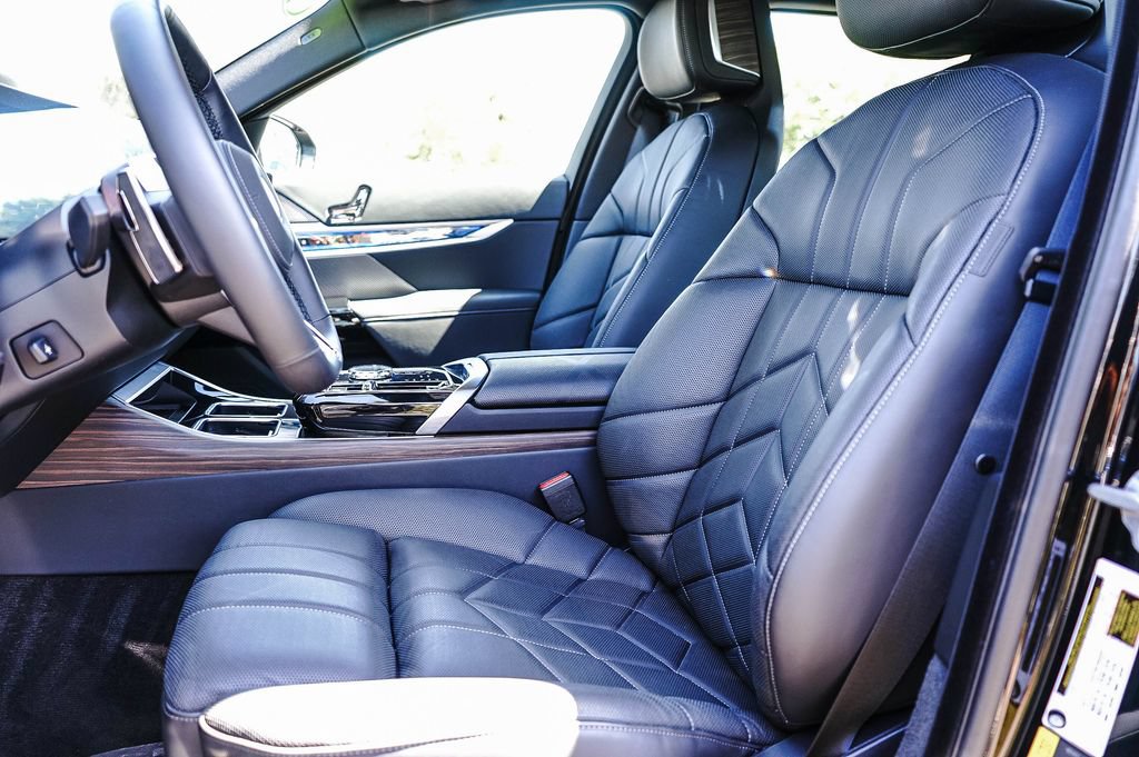 Used 2026 BMW 750e xDrive AWD/4WD image 17