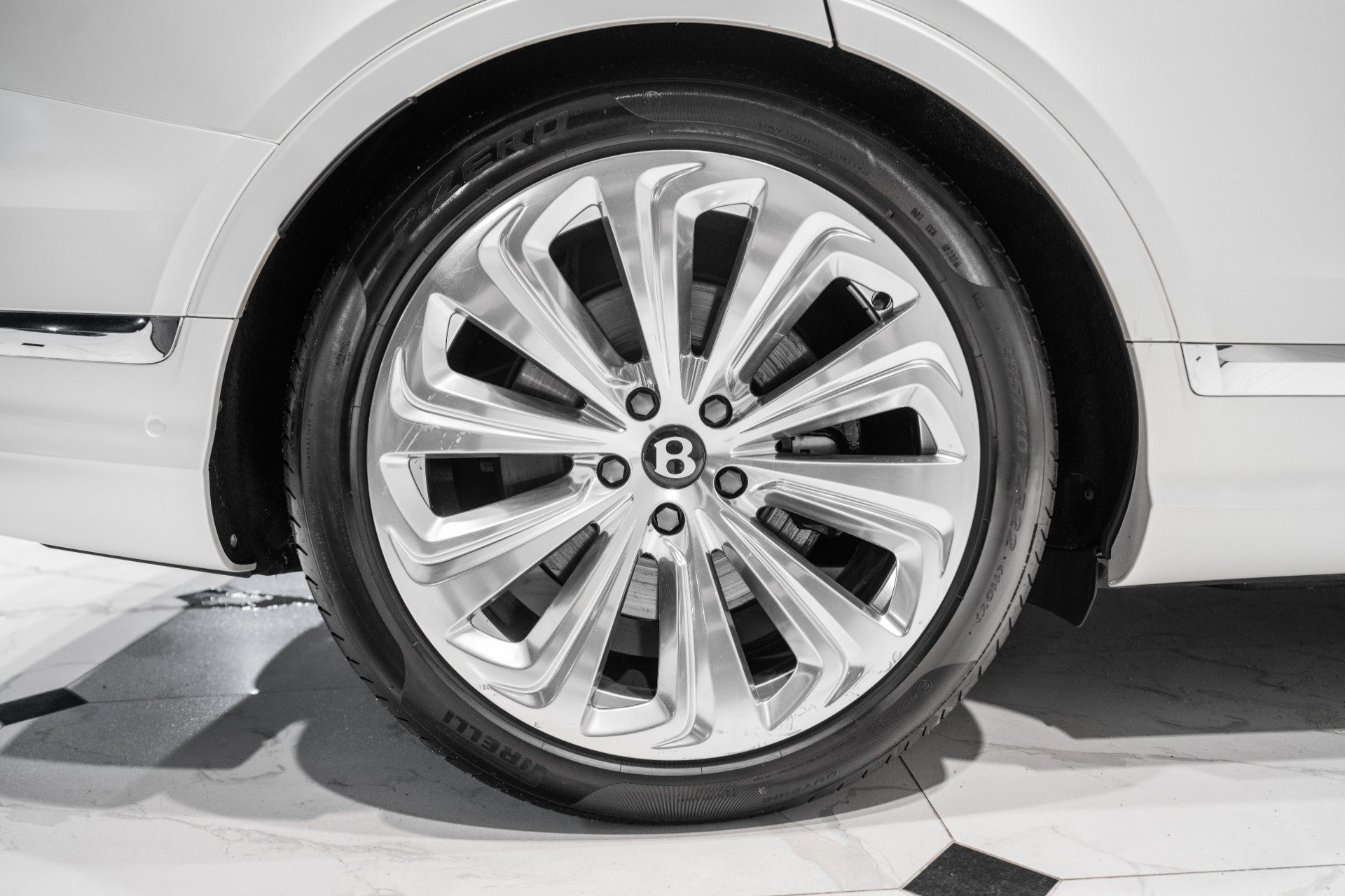 Used 2023 Bentley Bentayga image 16