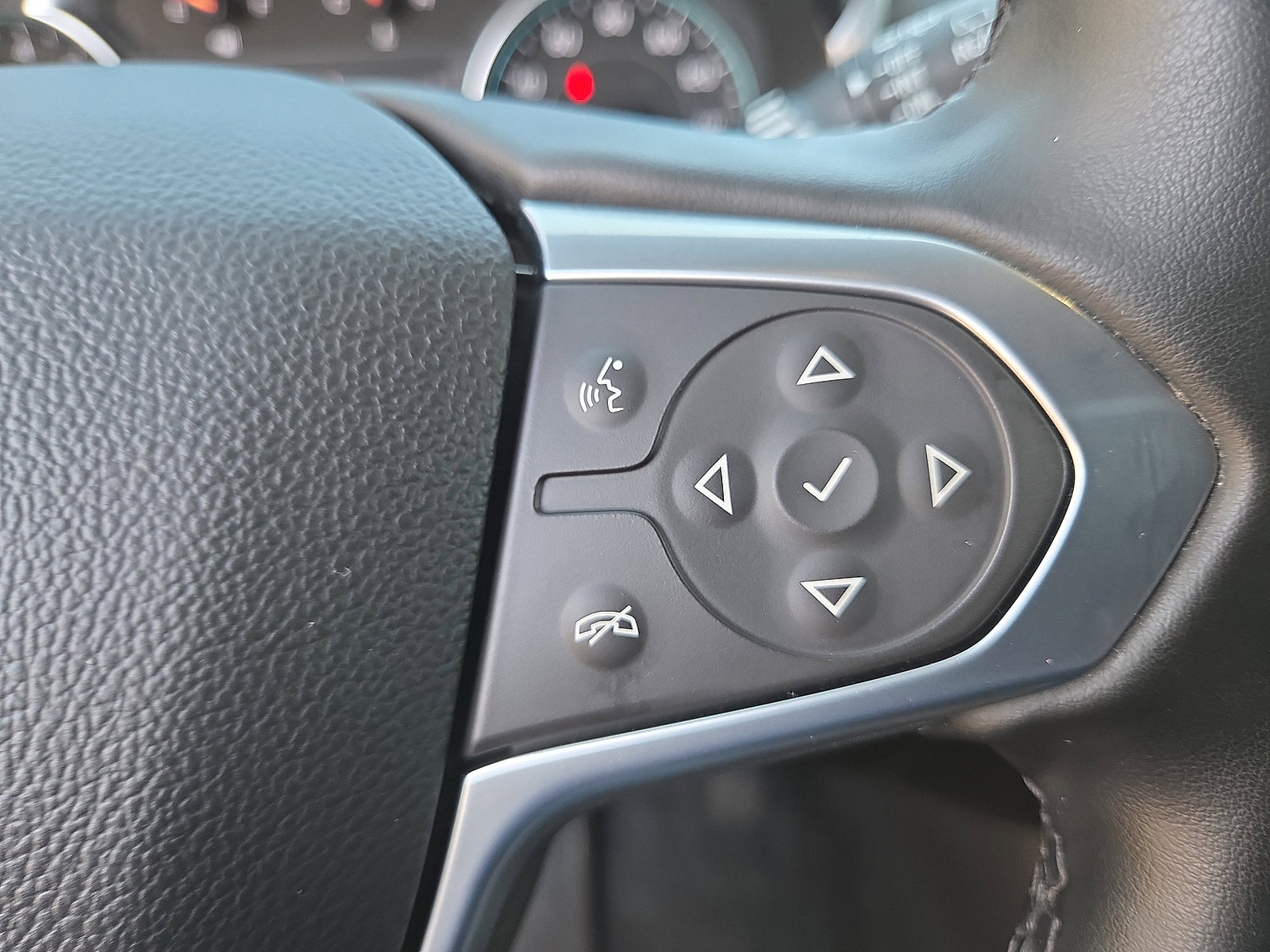 Used 2023 Chevrolet Traverse LT image 30