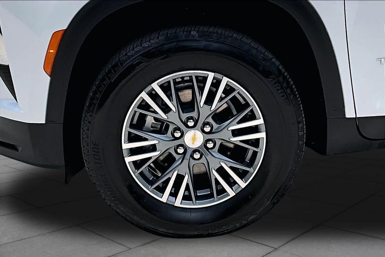 Used 2025 Chevrolet Traverse LT w/ Driver Confidence Package FWD image 11