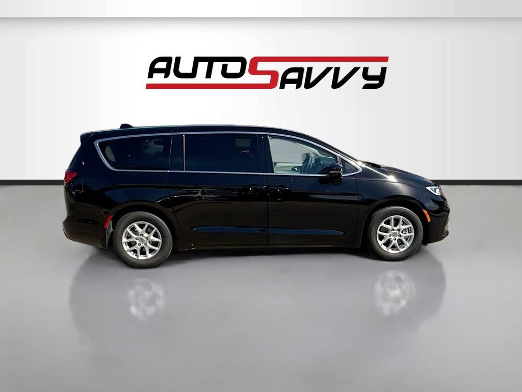 Used 2024 Chrysler Pacifica Touring-L FWD image 8