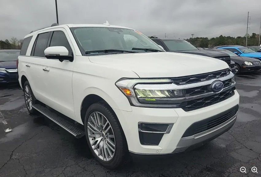 Used 2022 Ford Expedition Limited image 3