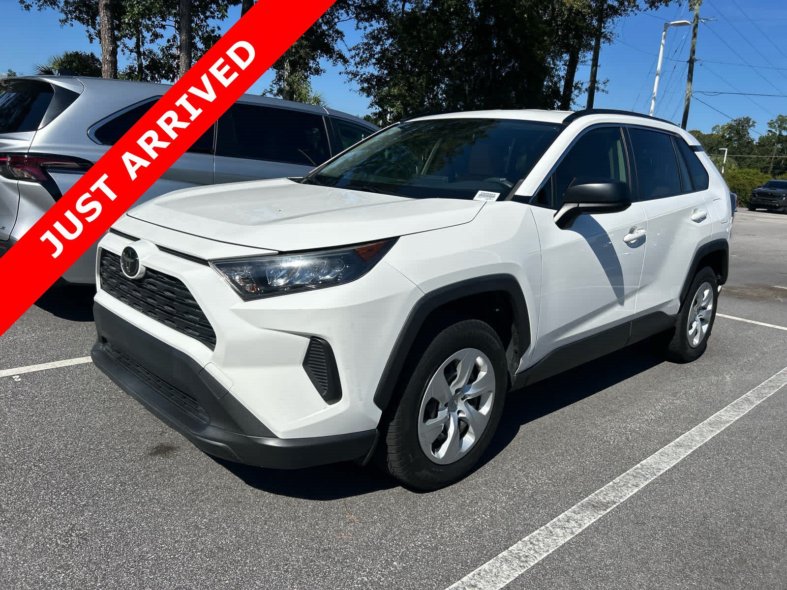 Used 2019 Toyota RAV4 LE FWD image 1