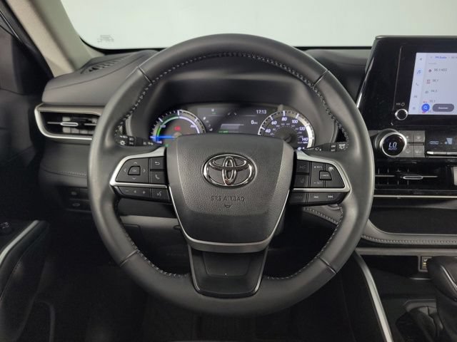 Used 2024 Toyota Highlander LE FWD image 22