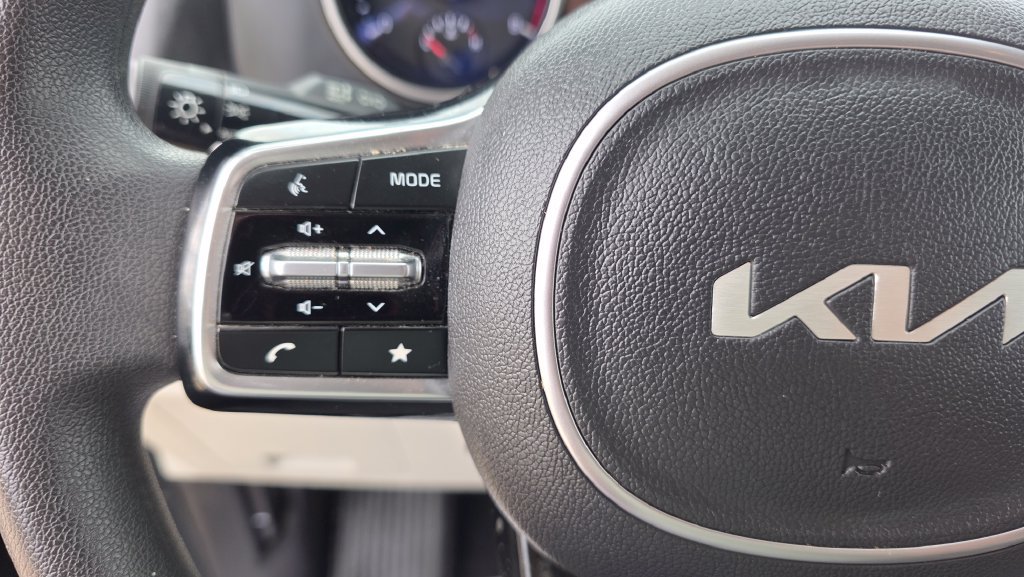 Used 2022 Kia Carnival LX FWD image 16