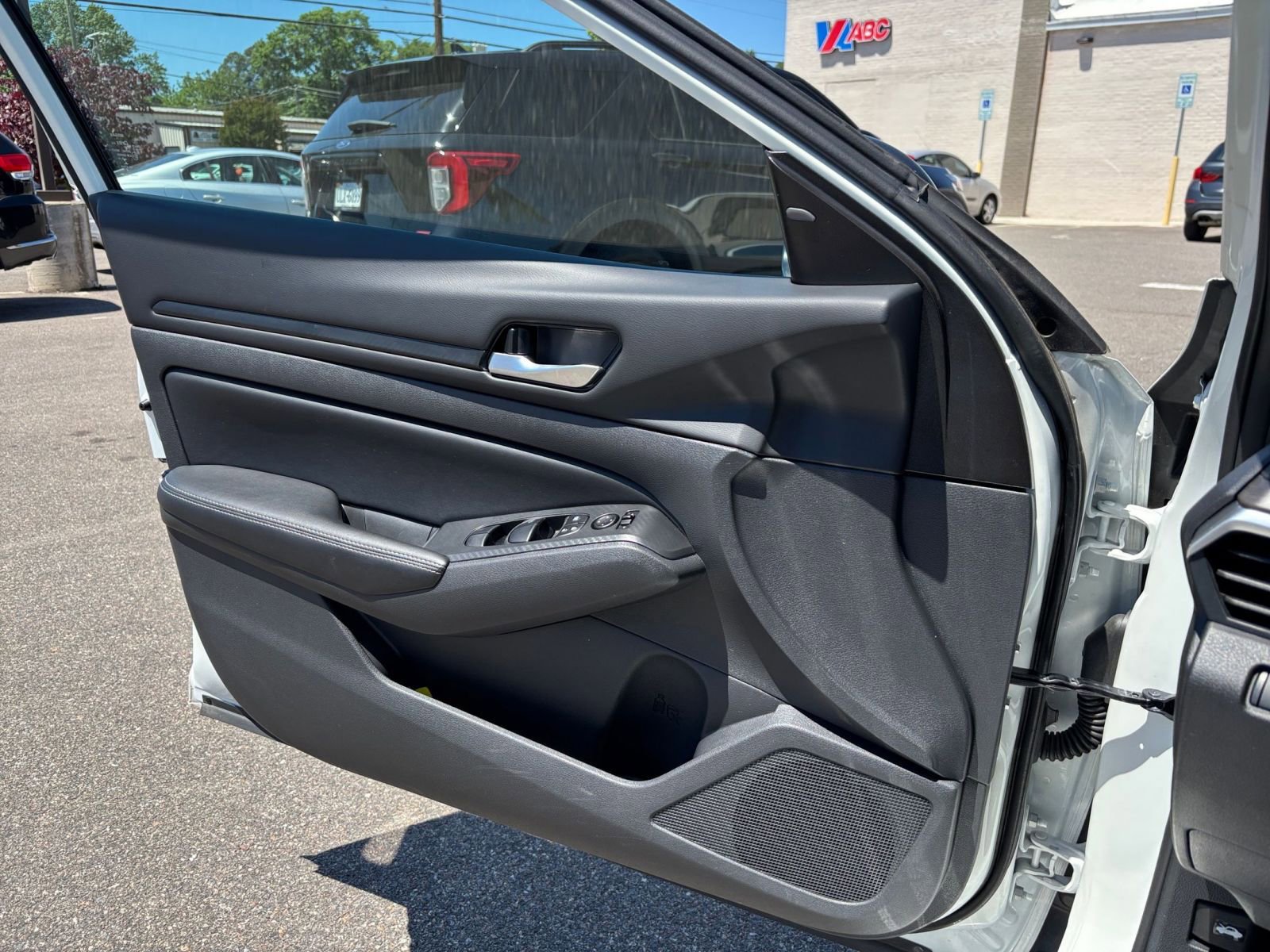 Used 2025 Nissan Altima 2.5 SV FWD image 18