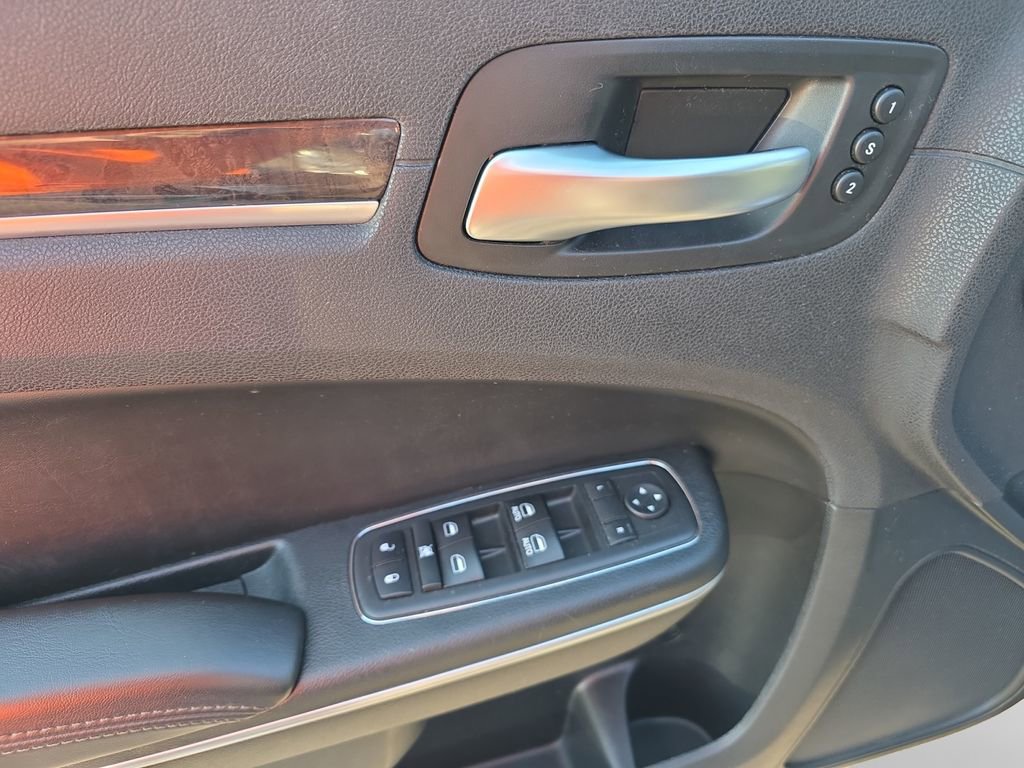 Used 2018 Chrysler 300 Limited image 14