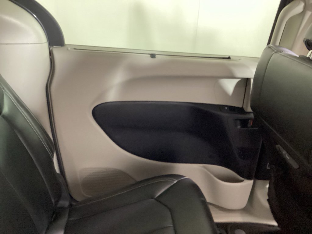 Used 2023 Chrysler Pacifica Touring-L image 17