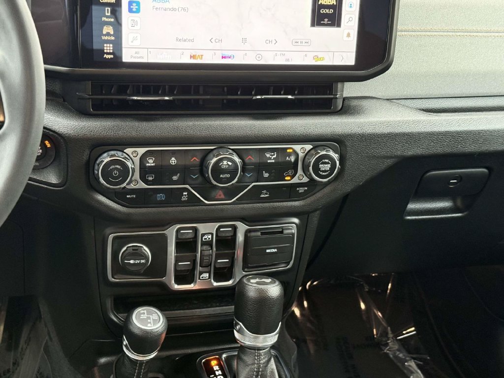 Used 2024 Jeep Wrangler Unlimited w/ Convenience Group AWD/4WD image 21