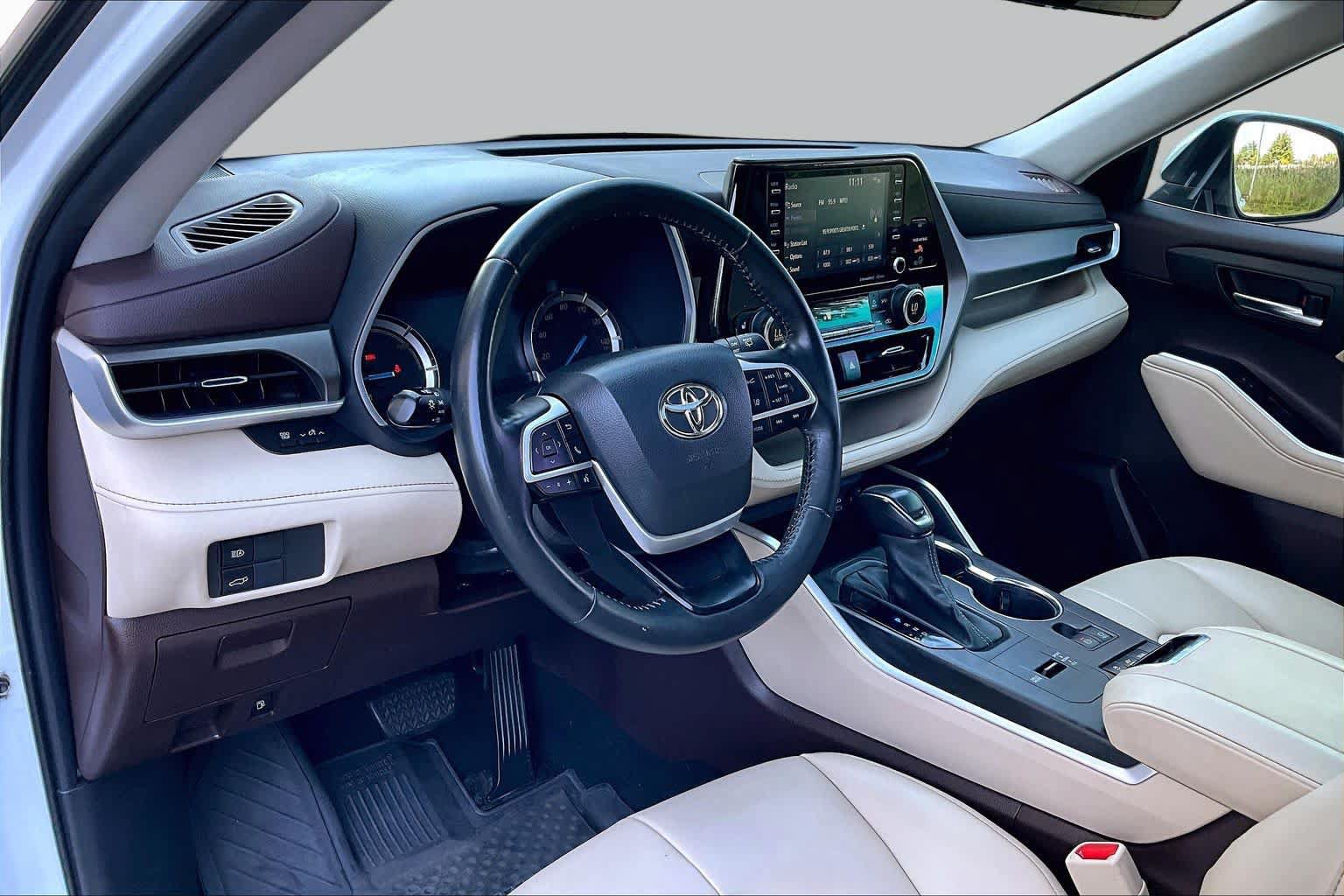 Used 2022 Toyota Highlander XLE AWD/4WD image 17