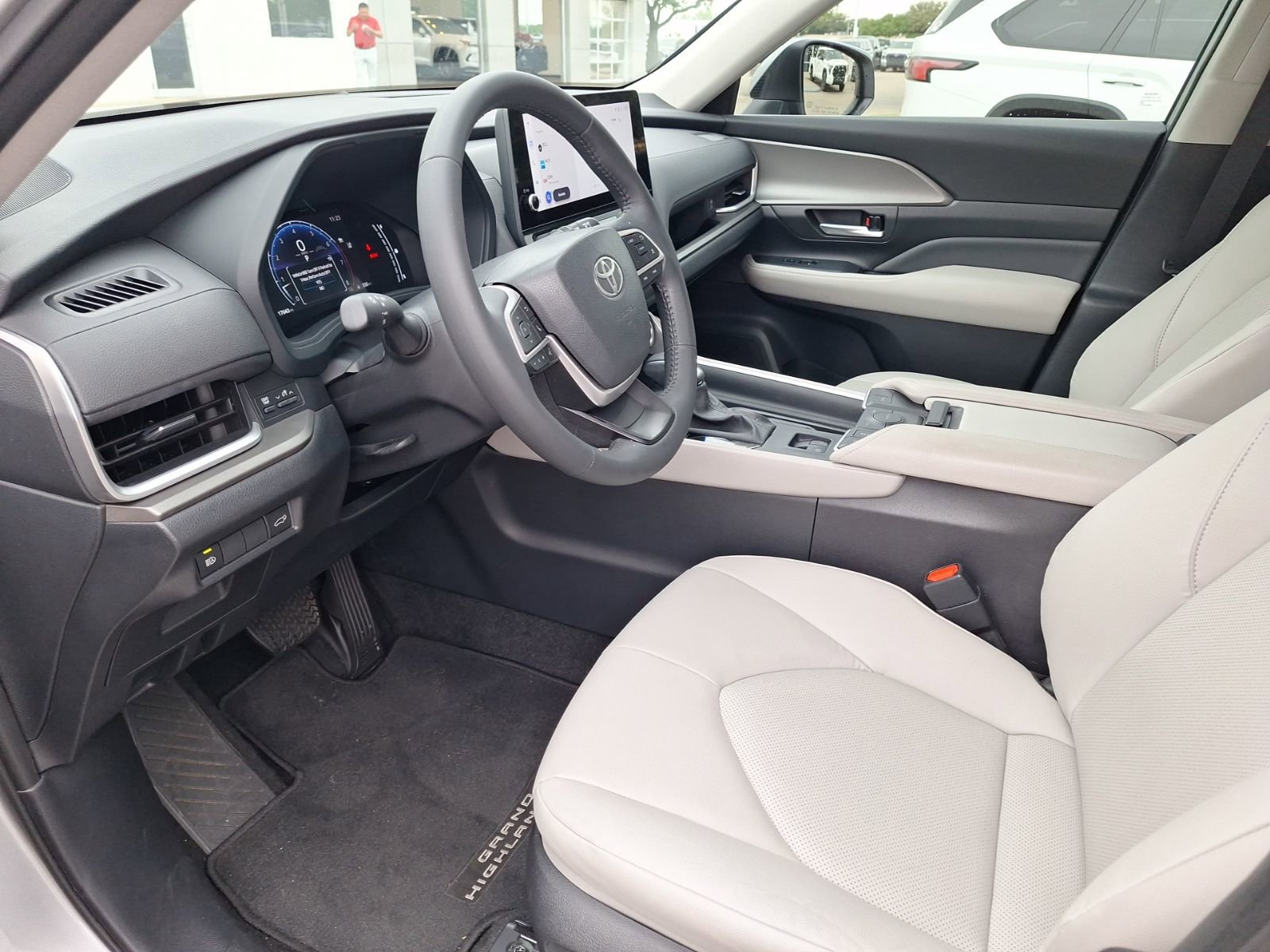 Used 2024 Toyota Grand Highlander XLE image 14