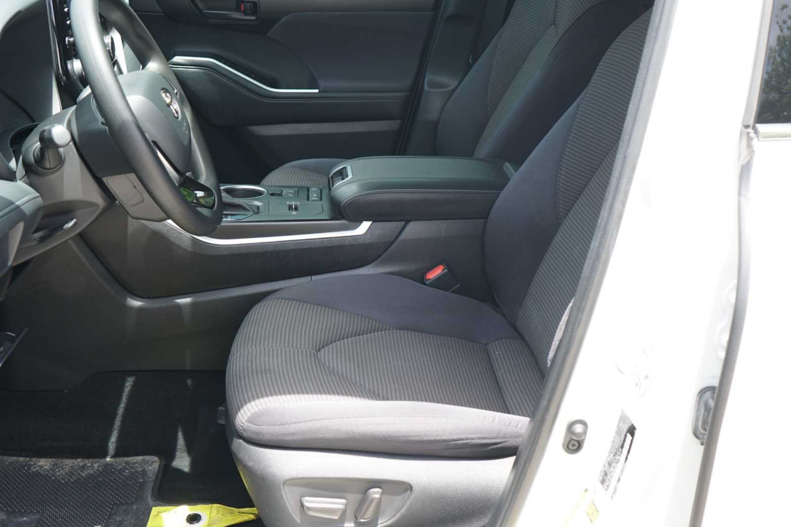 Used 2021 Toyota Highlander L FWD image 8