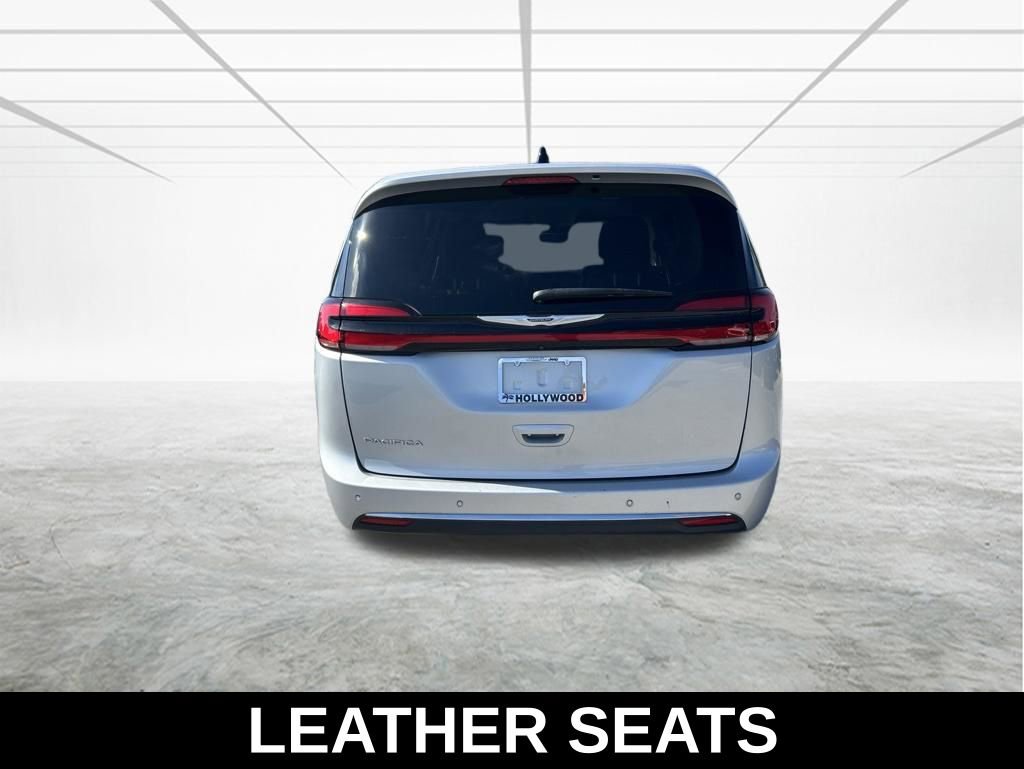 Used 2024 Chrysler Pacifica Touring-L FWD image 6