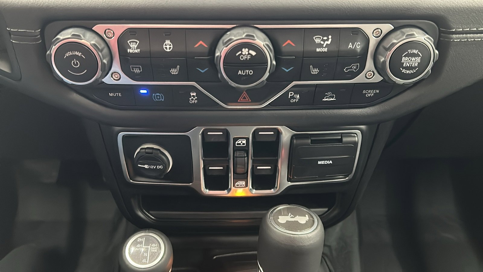 Used 2024 Jeep Wrangler Unlimited Sahara w/ Safety Group image 23