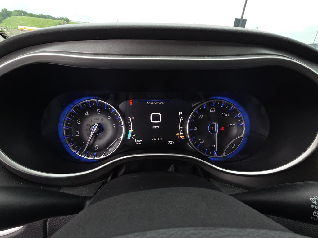 Used 2023 Chrysler Pacifica Touring-L FWD image 16