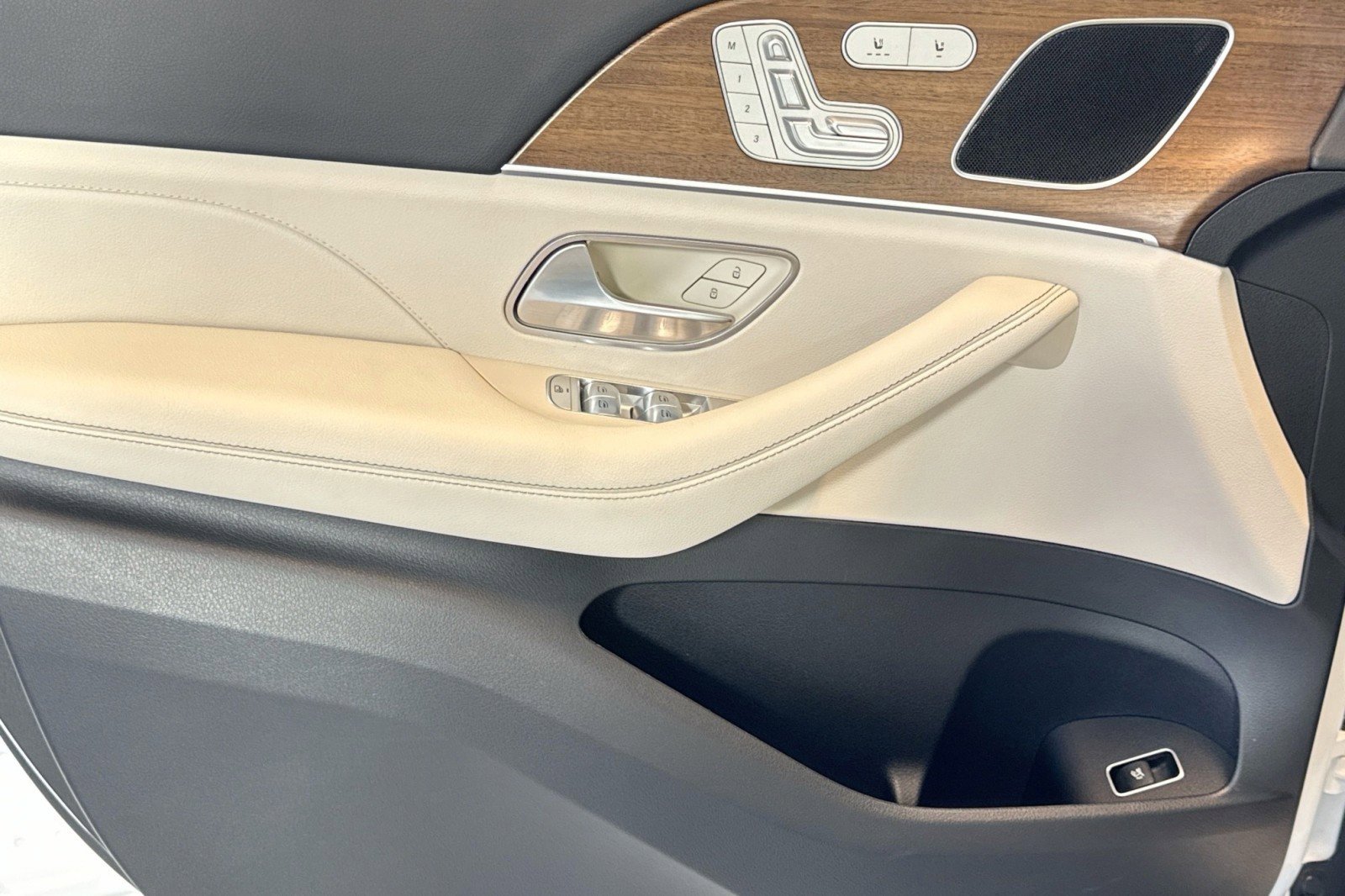 Used 2025 Mercedes-Benz GLE 350 4MATIC image 17