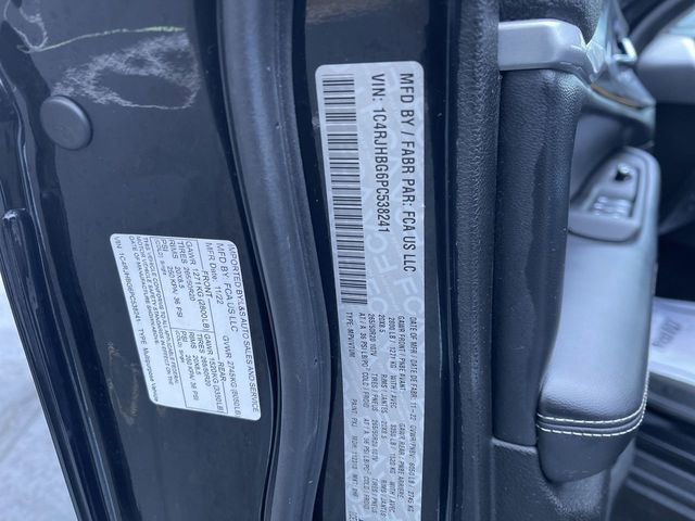 Used 2023 Jeep Grand Cherokee Limited w/ Luxury Tech Group II image 33