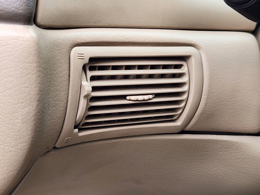 Used 2004 Ford Mustang Convertible image 23