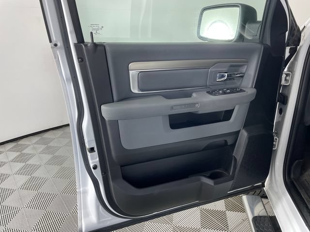 Used 2020 RAM 1500 Classic SLT w/ Luxury Group RWD image 11