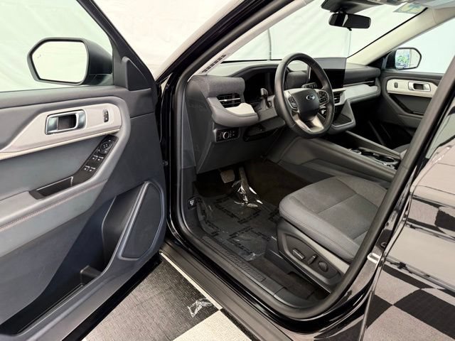 Used 2025 Ford Explorer Active AWD/4WD image 33