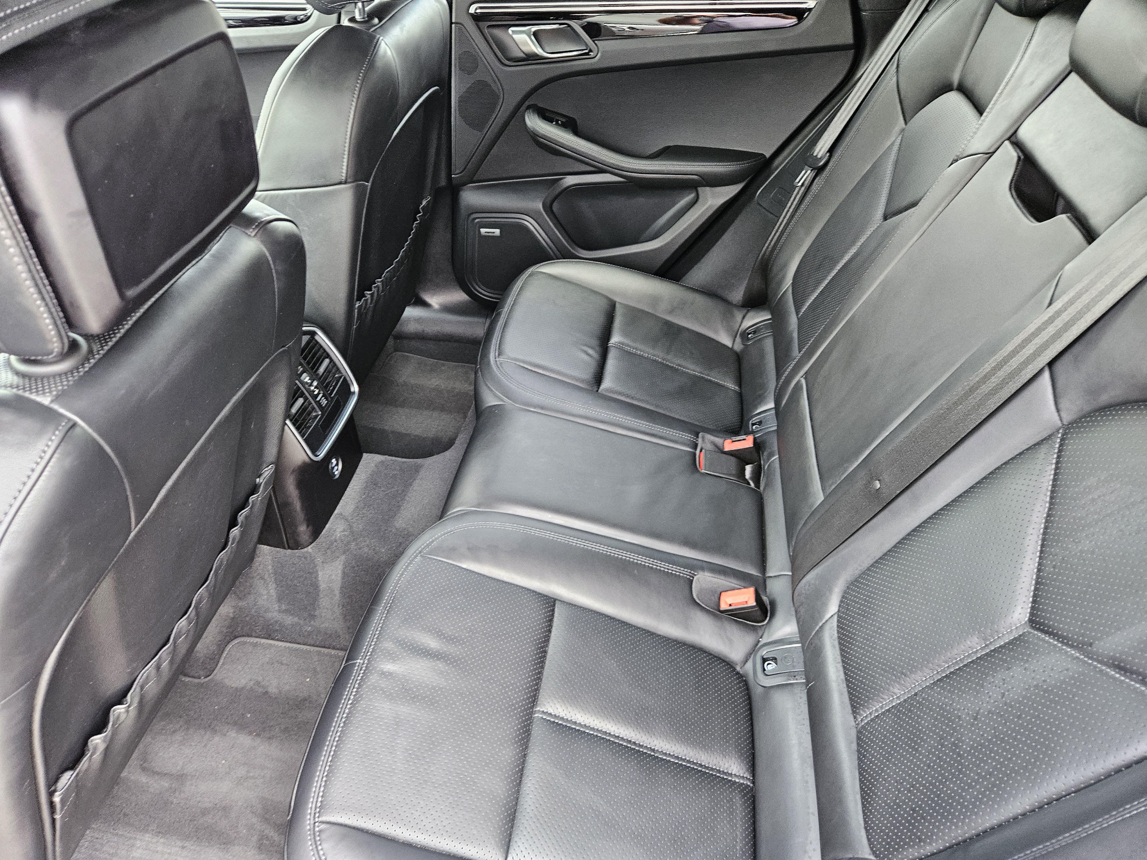 Certified 2021 Porsche Macan AWD/4WD image 28