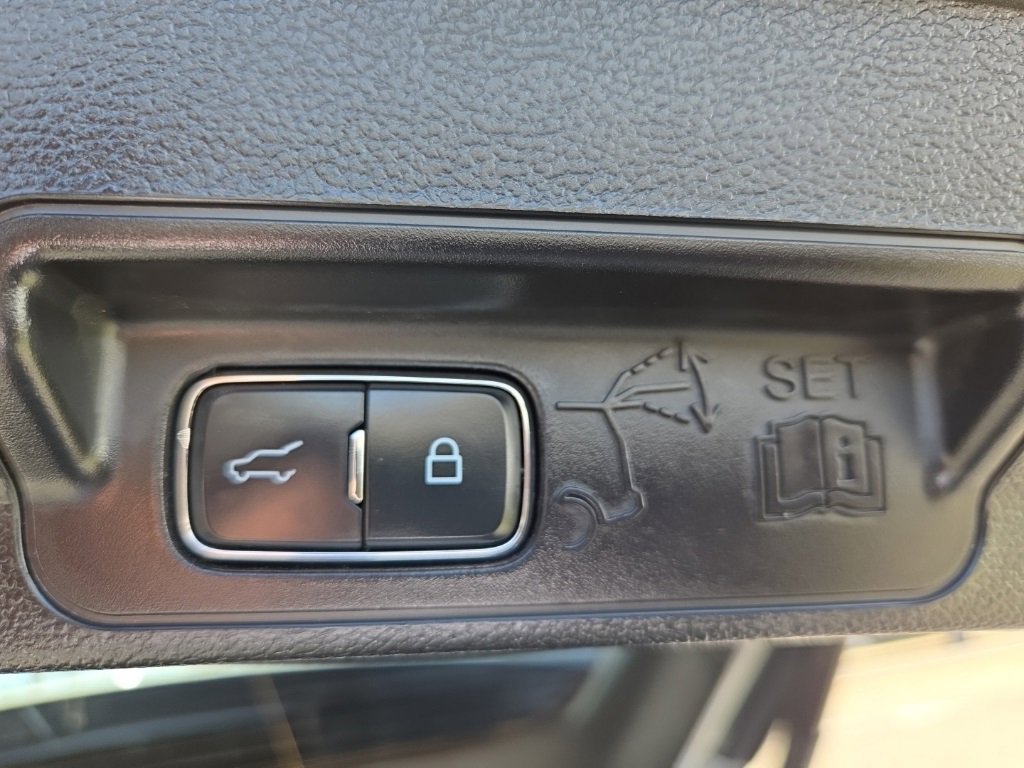 Used 2023 Ford Explorer Limited image 21