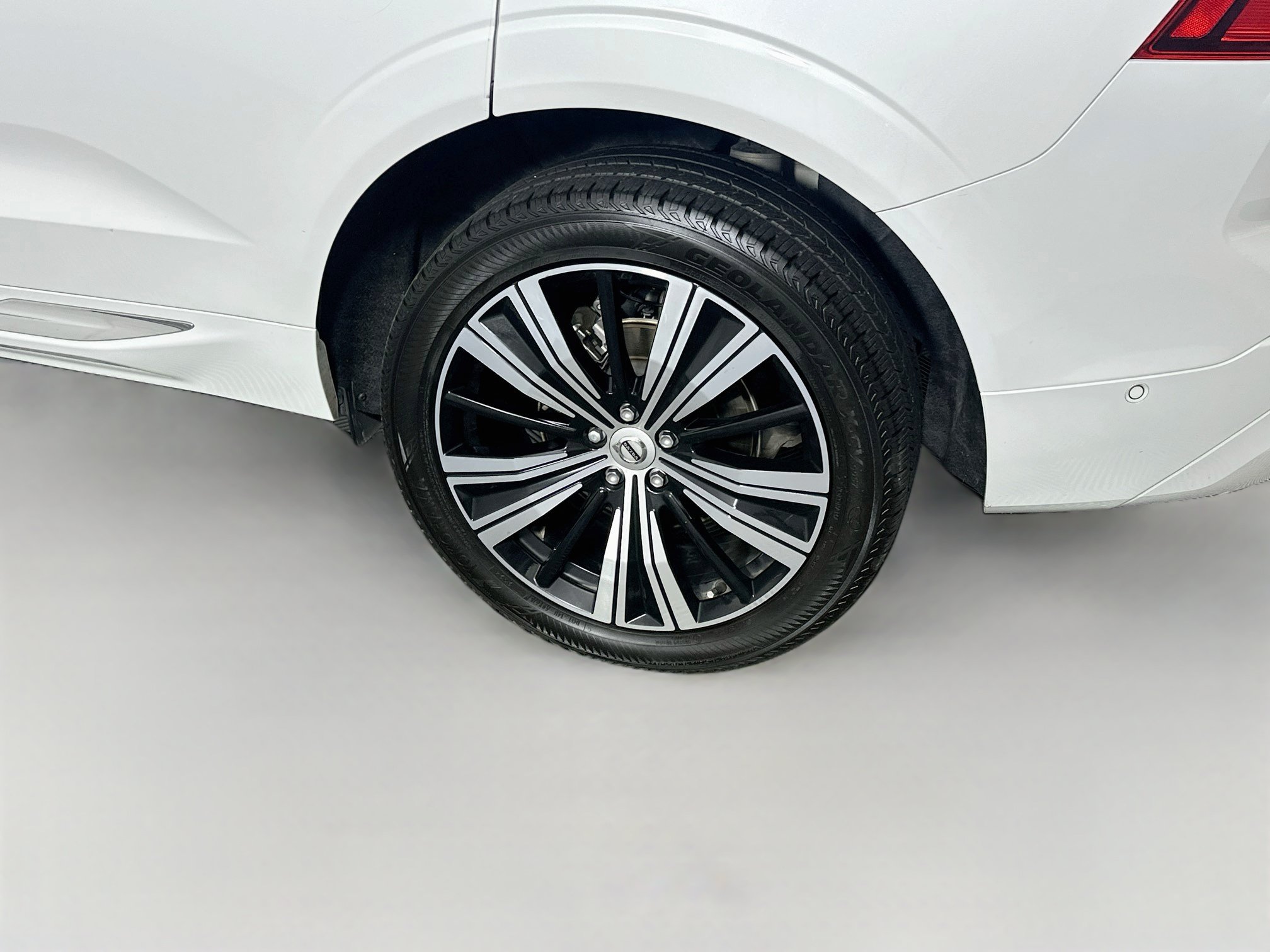 Used 2022 Volvo XC60 B5 Inscription w/ Advanced Package FWD image 11