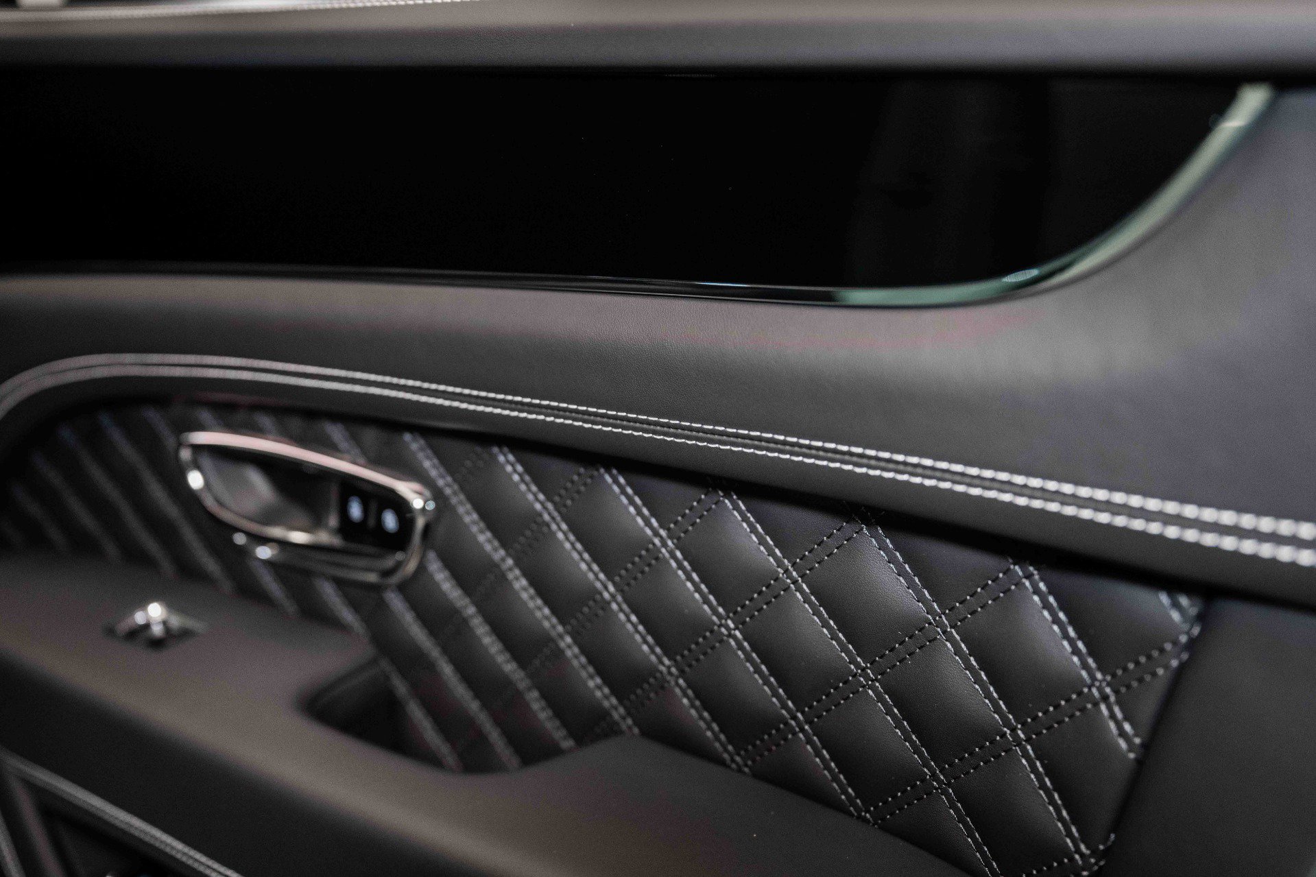 Used 2024 Bentley Bentayga image 44