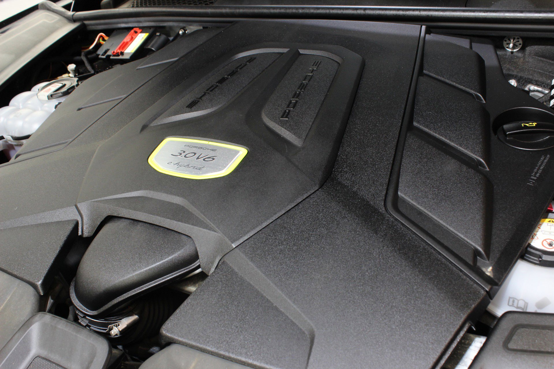 Used 2022 Porsche Cayenne E-Hybrid w/ Premium Package image 15