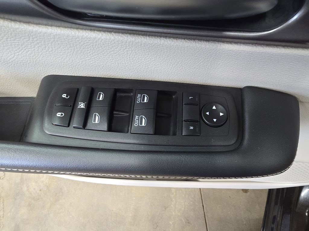 Certified 2023 Chrysler Pacifica Touring-L FWD image 30