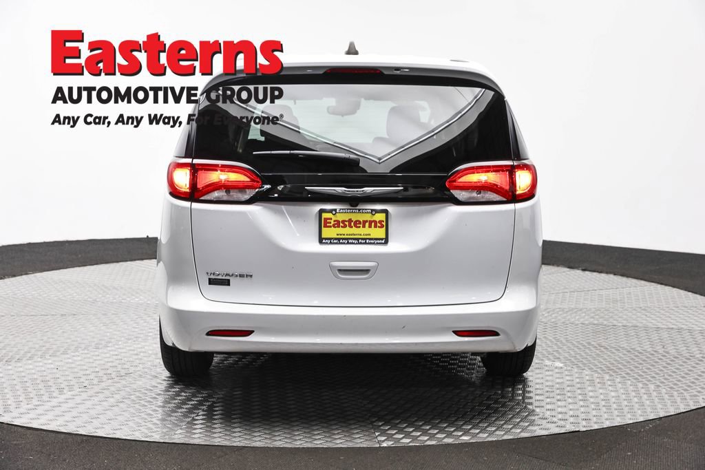Used 2023 Chrysler Voyager LX FWD image 5