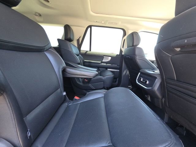 Used 2025 Ford Expedition Max Platinum AWD/4WD image 17