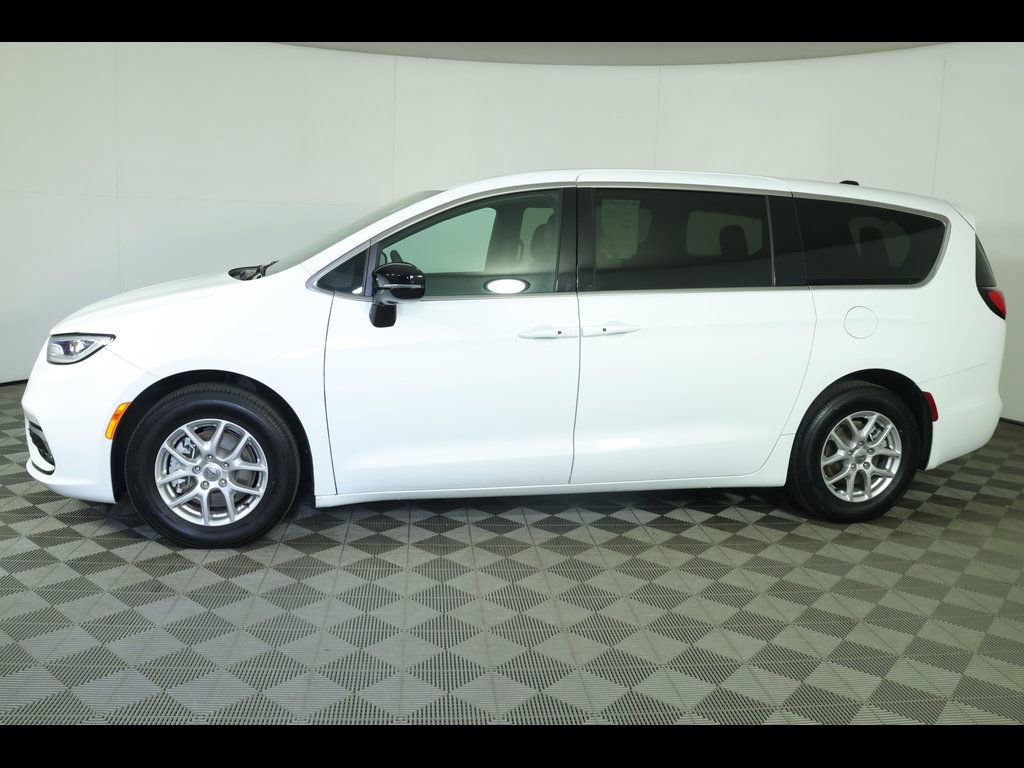 Used 2025 Chrysler Pacifica Select FWD image 13