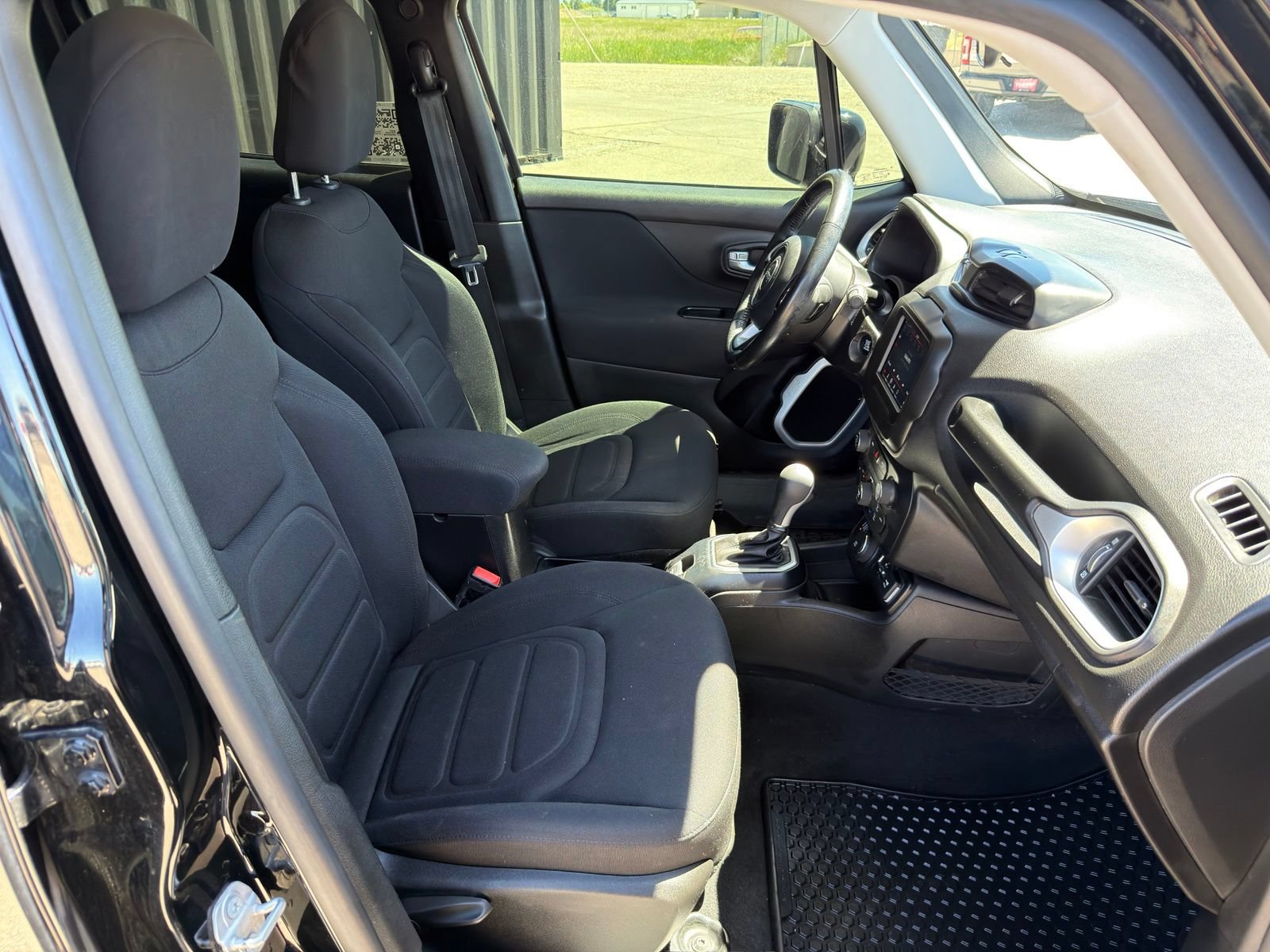 Used 2018 Jeep Renegade Latitude w/ Cold Weather Group AWD/4WD image 32