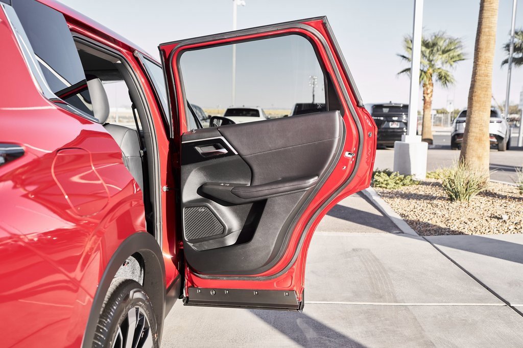 New 2025 Mitsubishi Outlander SE image 13