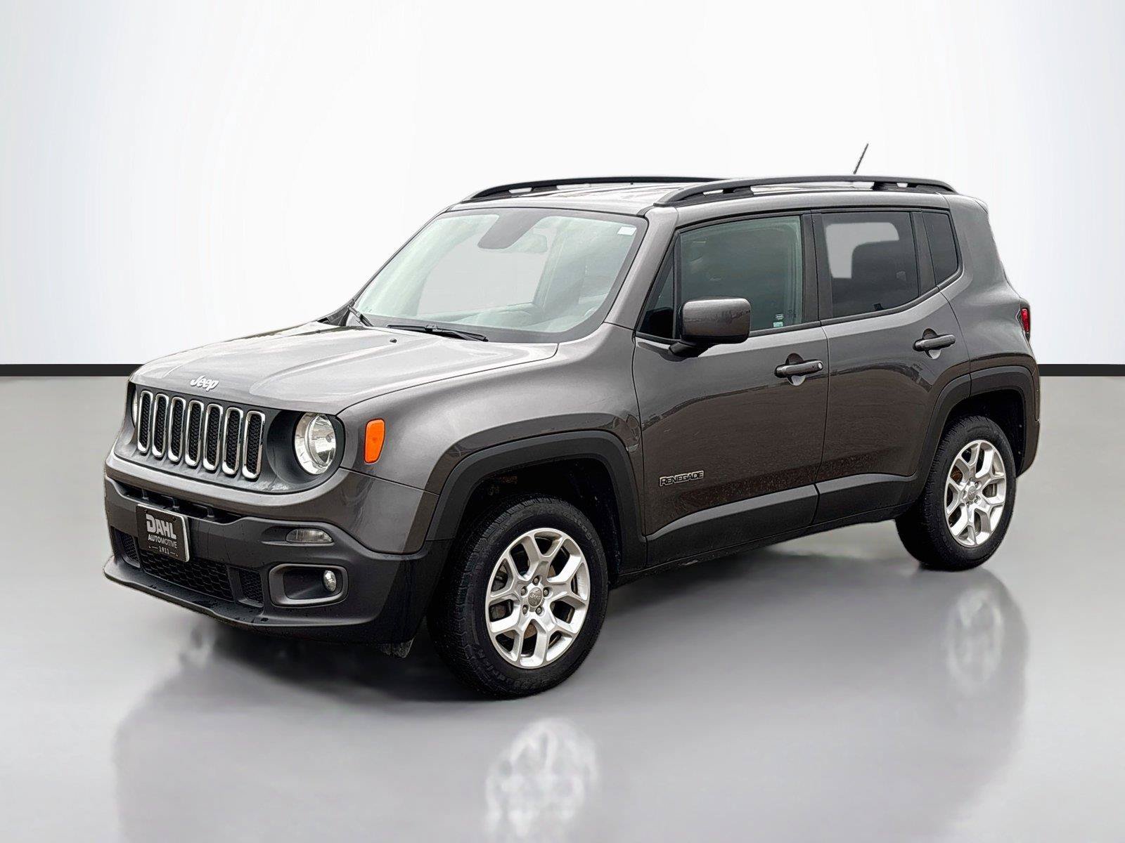 Used 2017 Jeep Renegade Latitude w/ Popular Equipment Group AWD/4WD image 4