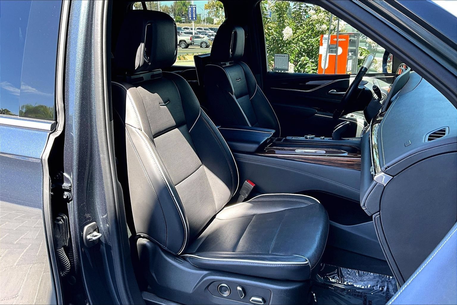 Used 2021 Cadillac Escalade Premium Luxury RWD image 4