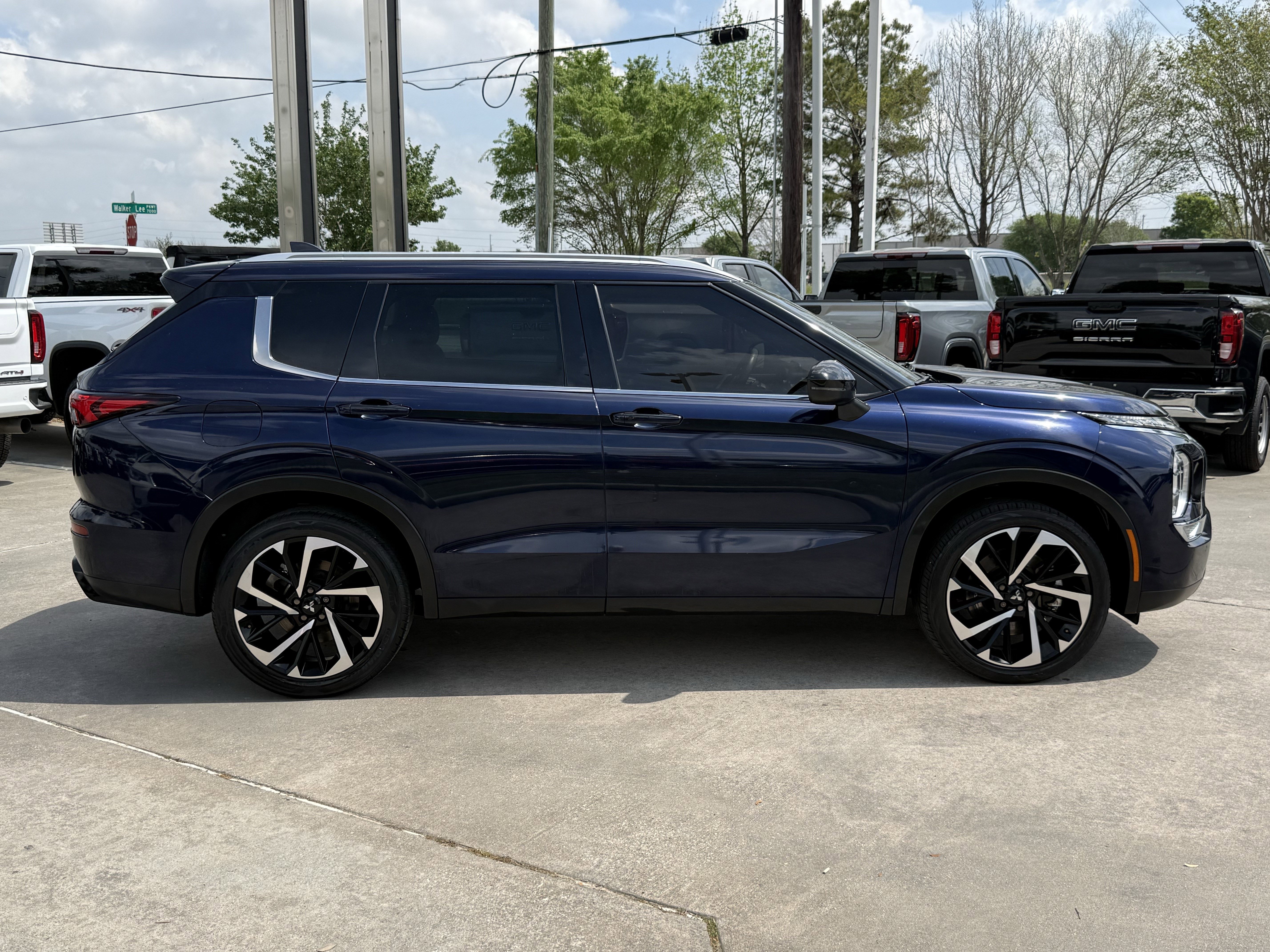 Used 2022 Mitsubishi Outlander SE image 3