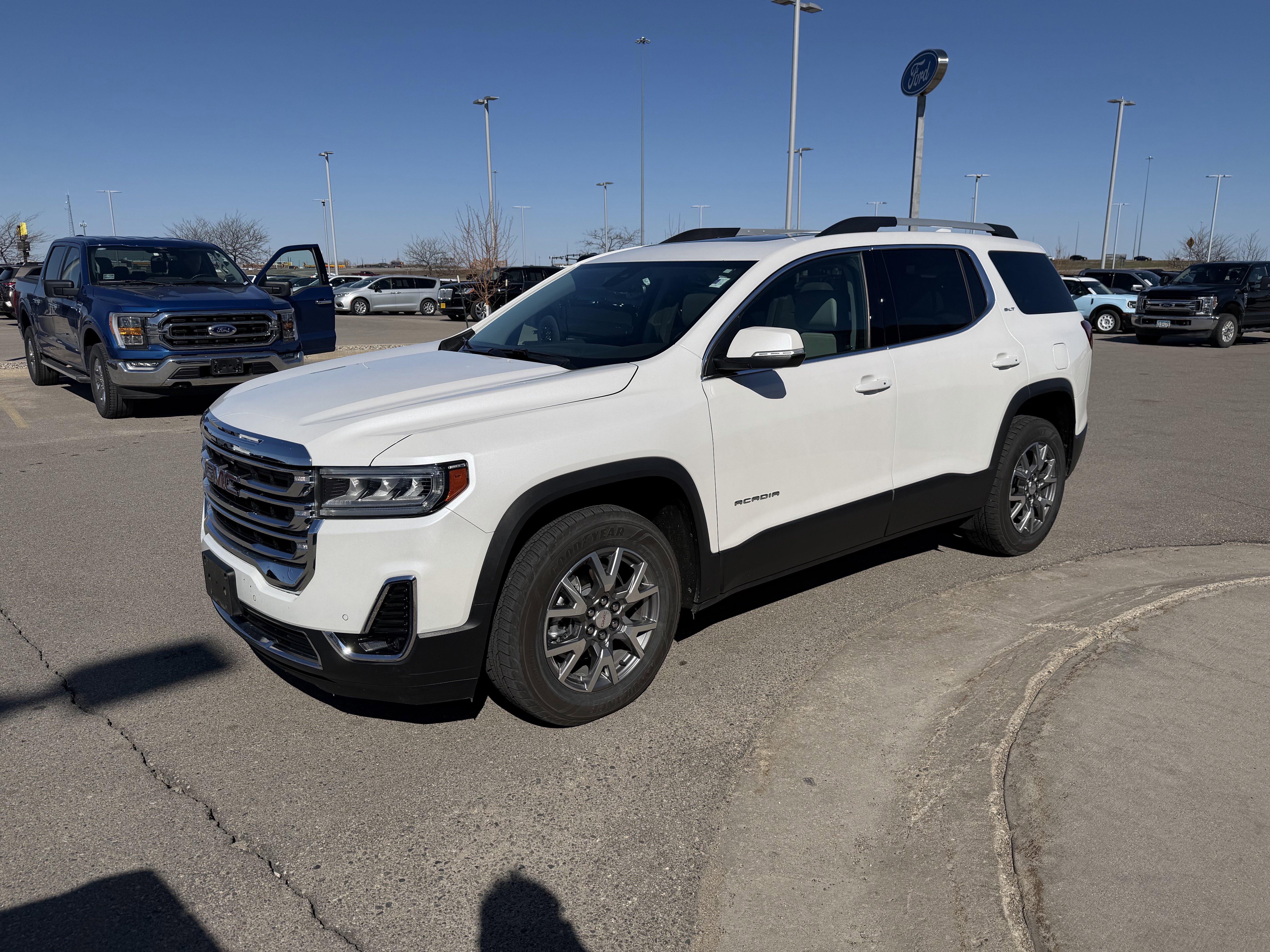 Used 2021 GMC Acadia SLT w/ Preferred Package AWD/4WD image 2