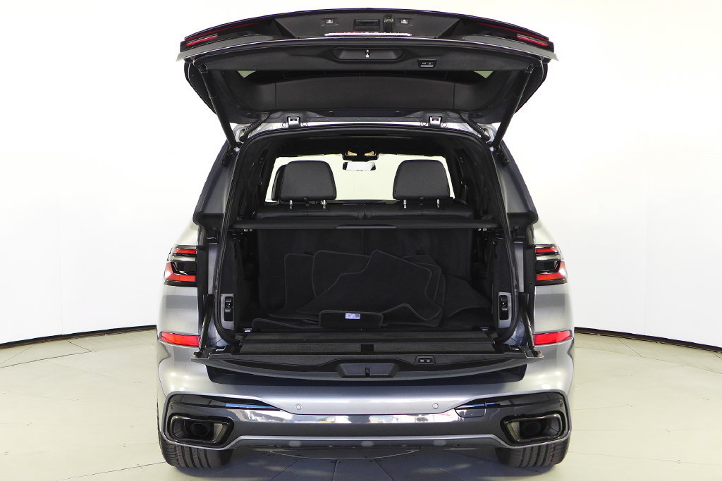 Used 2024 BMW X7 xDrive40i w/ M Sport Package AWD/4WD image 10