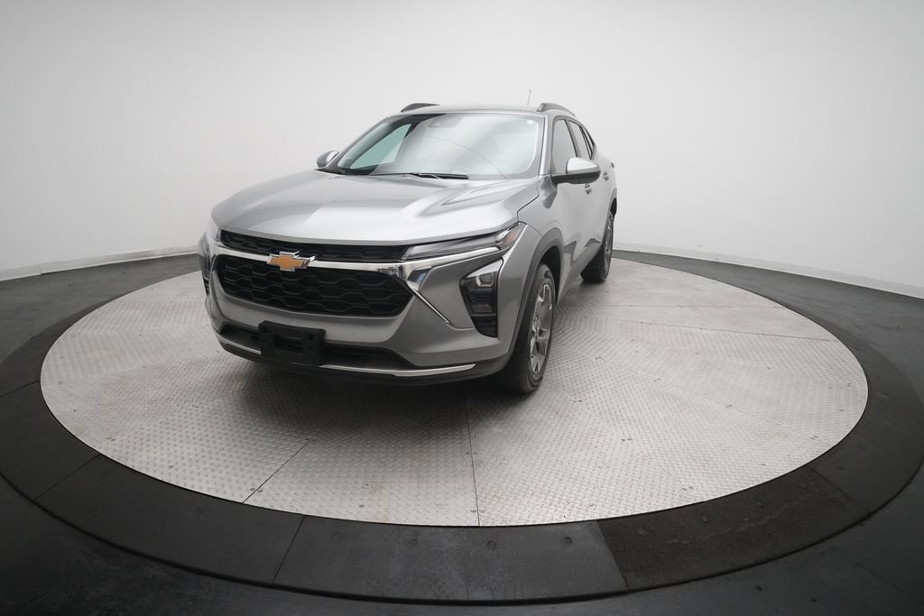 Used 2024 Chevrolet Trax LT w/ Driver Confidence Package FWD image 3