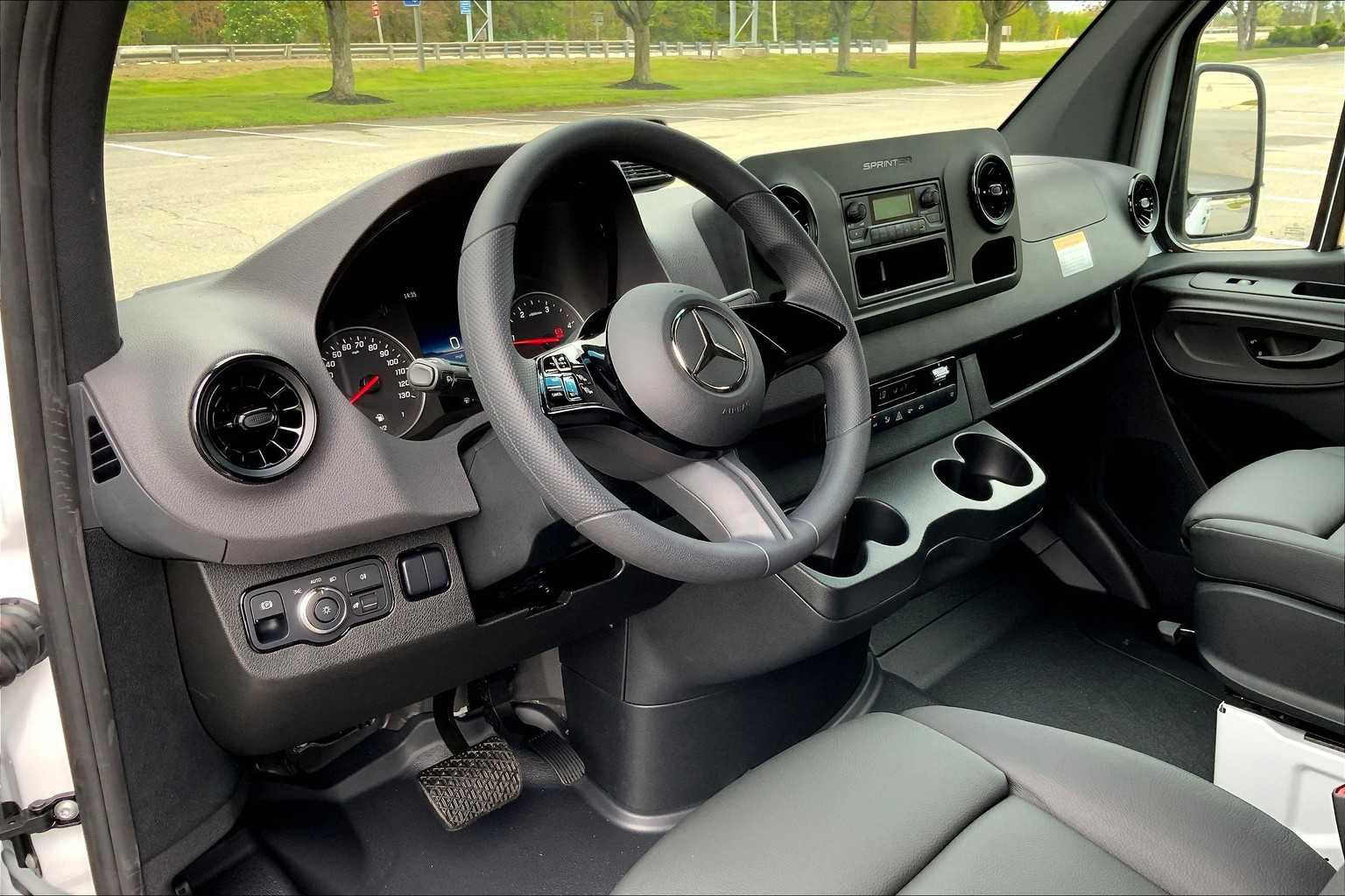 Used 2025 Mercedes-Benz Sprinter 2500 image 9